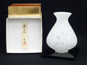岩田糸子造　ガラス花瓶（銘：花ごよみ）（箱付）
